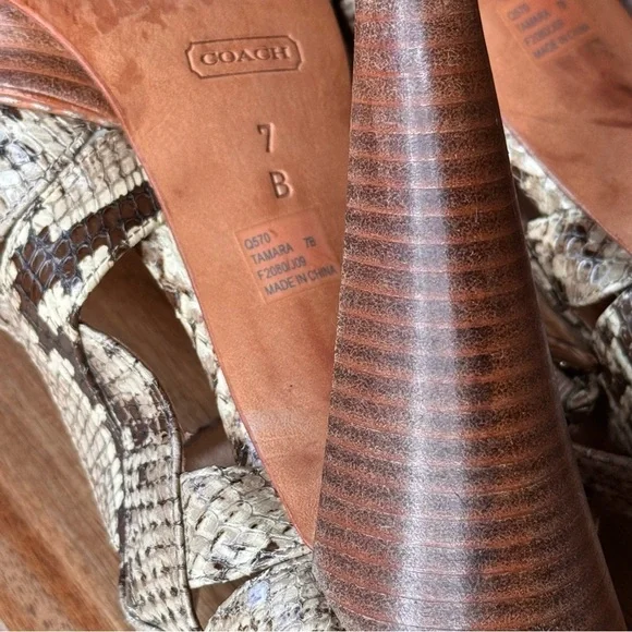 COACH VINTAGE Tamara snake,wood Heel
SZ 7 EUC beautiful,trendy,Y2K wood heel - Picture 5 of 6